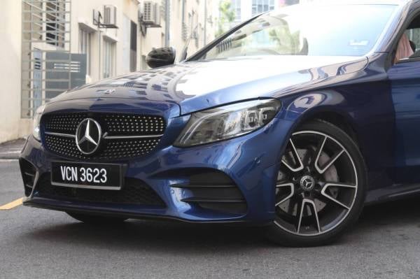 LAMPU utama multibeam LED dengan Ultra Range.
 