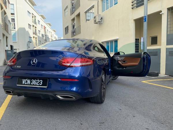 PINTU tidak berbingkai dan cermin sisi free-standing.