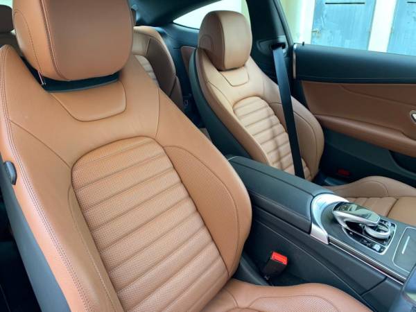 TEMPAT duduk dengan sokongan sisi yang agak besar dan dibaluti kulit berwarna coklat mewah.