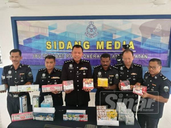 Shamsul Amar (tiga dari kiri) menunjukkan rampasan tembakau 'molasses' selepas penangkapan 11 individu di sekitar Lembah Klang dan Melaka baru-baru ini.
