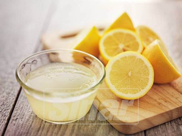 JUS lemon kaya vitamin C mampu mengeringkan jerawat.
