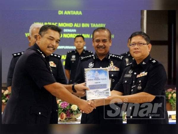 Razarudin (tengah) menyaksikan Majlis Serah Terima Tugas Ketua Polis Daerah Ipoh antara Senior Asisten Komisioner Mohd Ali Tamby kepada pemangkunya, Superintendan, Nordin Abdullah hari ini.