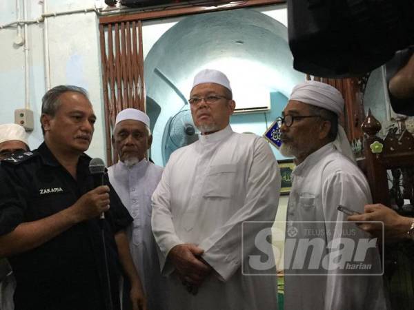 Che Zakaria mengucapkan terima kasih kepada Imam Masjid Pantai yang mengimamkan solat hajat mencari mangsa hilang, Nora Anne hari ini.