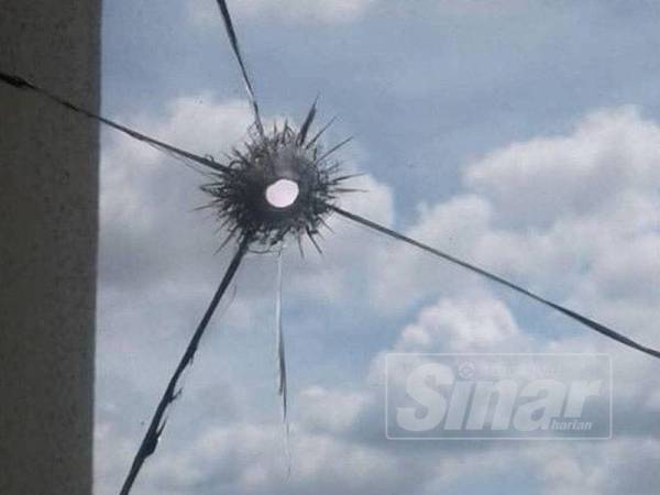 Kesan peluru di cermin Pejabat UMNO Pekan yang terkena tembakan pada 12 November 2017.