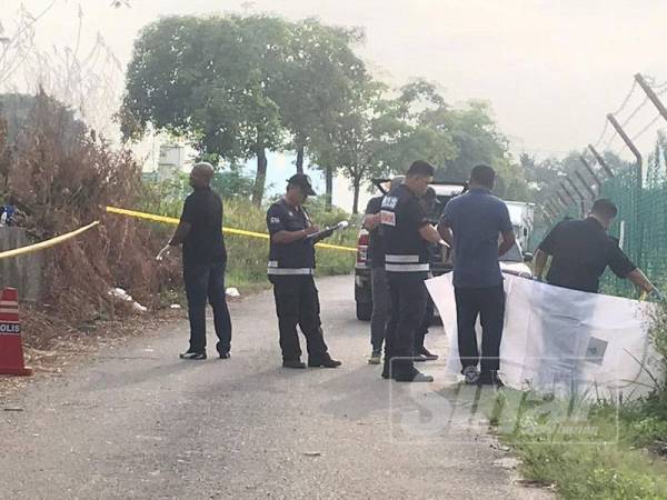 Bayi perempuan dengan kesan lebam ditemui di tepi jalan sebuah loji rawatan kumbahan di Taman Kinrara, Seksyen 1, di sini hari ini.
