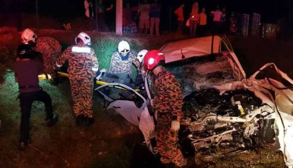 Anggota bomba ketika kerja-kerja mengeluarkan mangsa tersepit.