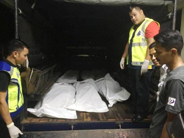 Enam individu yang maut dalam kemalangan membabitkan dua pacuan empat roda dan sebuah lori dalam kejadian di Lebuh AMJ Jelatang malam tadi.