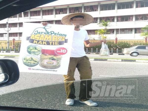 Antara penjaja yang mencari rezeki di persimpangan lampu isyarat.