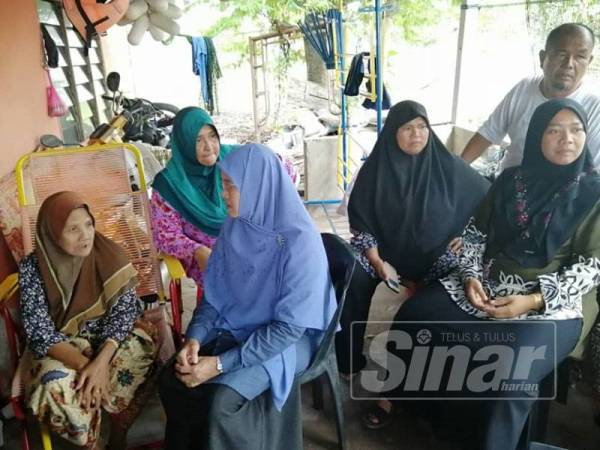 Dr Salmee (duduk depan, dua dari kiri) ketika meninjau keadaan mangsa ribut di Kerpan, hari ini.