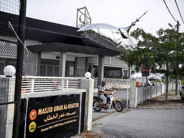 Sebahagian kubah besar masjid tercabut akibat ditiup taufan Lekima yang melanda utara di Masjid Umar Al-Khattab, Jitra semalam. - Foto BERNAMA