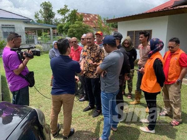 Abu Bakar Yahya bercakap kepada media selepas mengadakan lawatan kawasan terjejas ribut di Jalan Pantai Cenang, Langkawi hari ini.