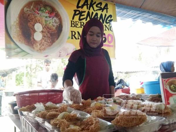 Norazlina juga beniaga di bazar Ramadan selain mempunyai kedai tetap di Pantai Tok Jembal.