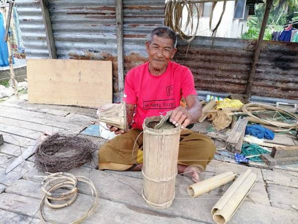 Shafie di bangsal belakang rumahnya di Kampung Kelong untuk menyiapkan tempahan gogoh.