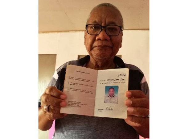 Abdul Razak menunjukkan buku perkhidmatan tentera yang masih disimpannya sehingga kini.