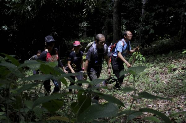 Kumpulan Badan Bukan Kerajaan (NGO) Kenny Chan (dua, kanan) bersama rakan lain hari ini turut membantu misi pencarian seorang remaja warga Ireland Nora Anne Quoirin, 15, yang dilaporkan hilang pada 4 Ogos lalu. -Foto Bernama