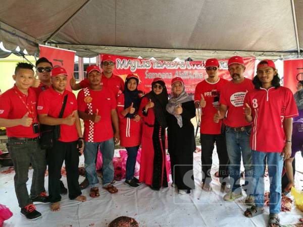 Mohd Nazmun (dua kiri) bersama wakil red ONE yang menyertai program korban bersama masyarakat di Surau Haji Mubin, Kampung Padang di sini, semalam