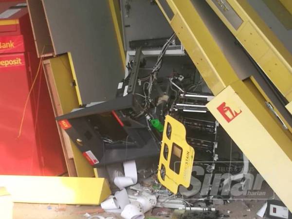 Keadaan lokasi tiga mesin ATM yang diletupkan perompak sekitar jam 6.30 pagi tadi.