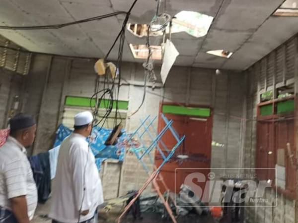 Keadaan rumah penduduk akibat ribut semalam.