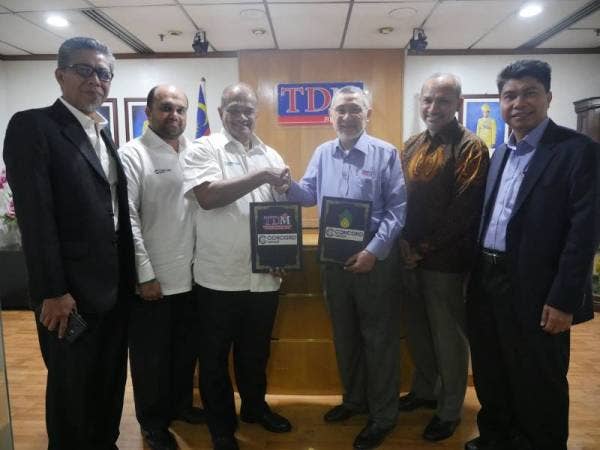 Raja Idris (tiga dari kanan) bersama dengan wakil CBSB selepas selesai menandatangani perjanjian ‘Build-Own-Operate (BOOT).