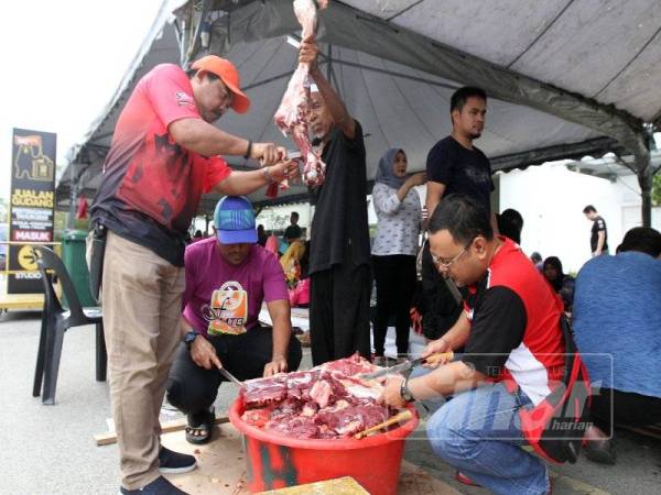 Kakitangan Karangkraf melapah daging ketika Rewang Ibadah Korban Karangkraf di Shah Alam, Selangor hari ini. - FOTO: ASRIL ASWANDI ABD SHUKOR/ ROSLI TALIB