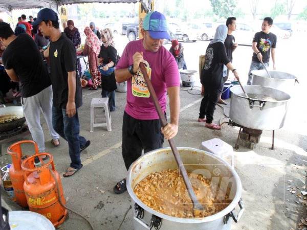 Daging gulai kawah antara hidangan utama dalam program Rewang Ibadah Korban Karangkraf di sini. - FOTO: ASRIL ASWANDI ABD SHUKOR/ ROSLI TALIB