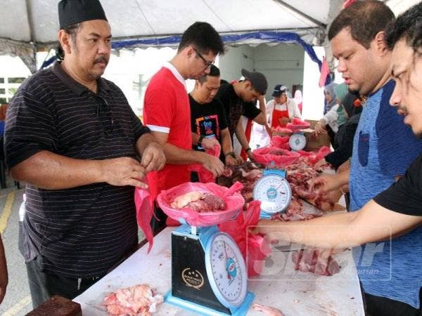 Daging ditimbang sebelum diagihkan.- FOTO: ASRIL ASWANDI ABD SHUKOR/ ROSLI TALIB