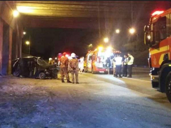 Keadaan kenderaan dinaiki mangsa selepas kemalangan di Lebuhraya Pasir Gudang menghala Perling di sini awal pagi tadi.
