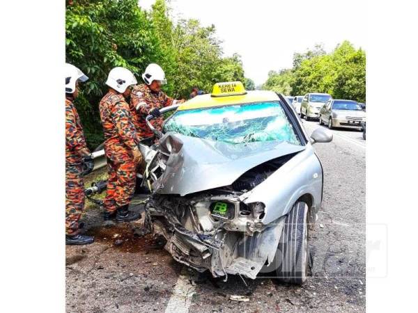 Keadaan kereta Nissan Sentra yang remuk akibat kemalangan itu.
