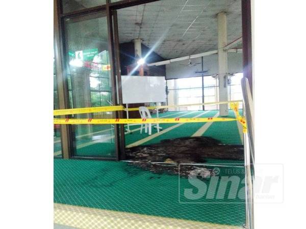 Anak kariah berjaya memadamkan api bagi mengelak merebak ke bahagian lain.