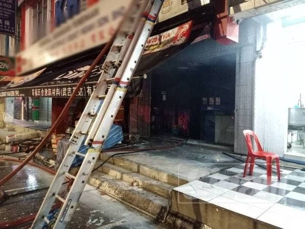 Keadaan premis rumah kedai dua tingkat yang terbakar di Taman Bukit Indah pagi tadi.
