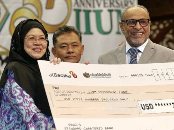Rektor UIAM, Prof Datuk Dr Zaleha Kamarudin (kiri) menerima sumbangan daripada IQRAA oleh Pengarah Tajaan IQRAA, Dr Awad Al-Thubaity pada 2018.