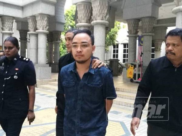 Mohd Salimie dihadapkan ke Mahkamah Majistret Putrajaya hari ini atas tuduhan menipu.