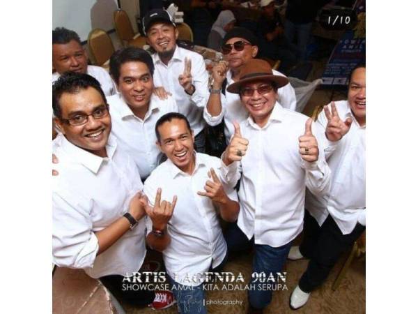 Nizam (kiri) bersama artis yang terlibat dalam showcase pertama.