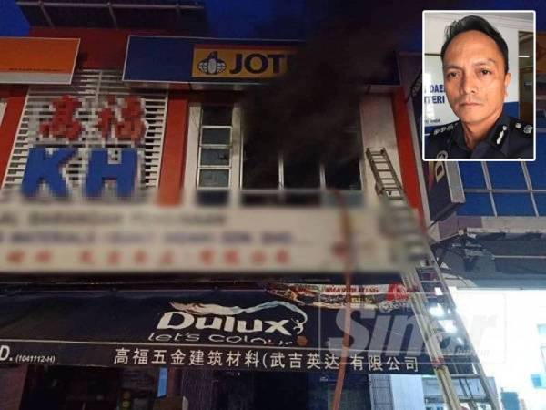 Keadaan premis rumah kedai dua tingkat yang terbakar di Taman Bukit Indah pagi semalam. Gambar kecil: Dzulkhairi
