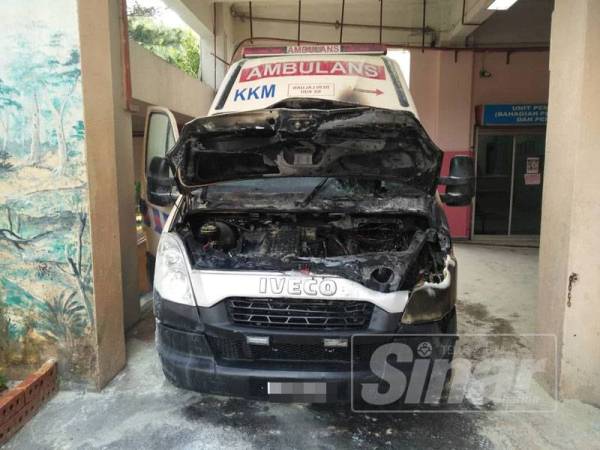 Sebuah ambulans secara tiba-tiba terbakar pada bahagian enjinnya sebaik sahaja menurunkan pesakit berhampiran Blok E Hospital Melaka pagi semalam.
