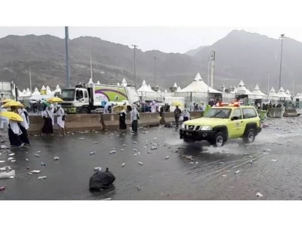 Bandar Mina dilanda hujan lebat. - Foto Sahim Salim/KT