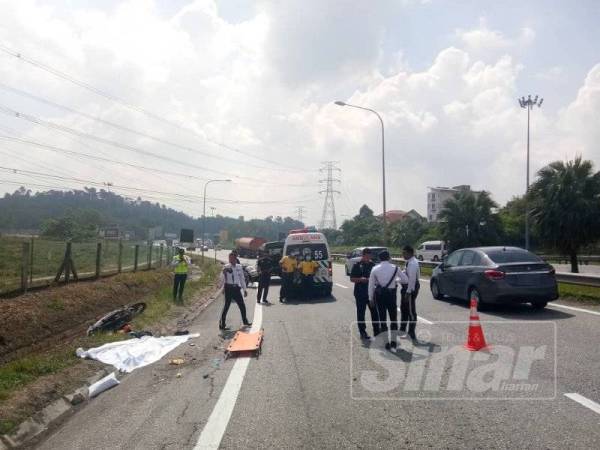 Anggota TUDM meninggal dunia di lokasi kejadian selepas motosikal ditungganginya dipercayai bergesel dengan sebuah treler di susur Lebuhraya NKVE menghala Subang pagi tadi.