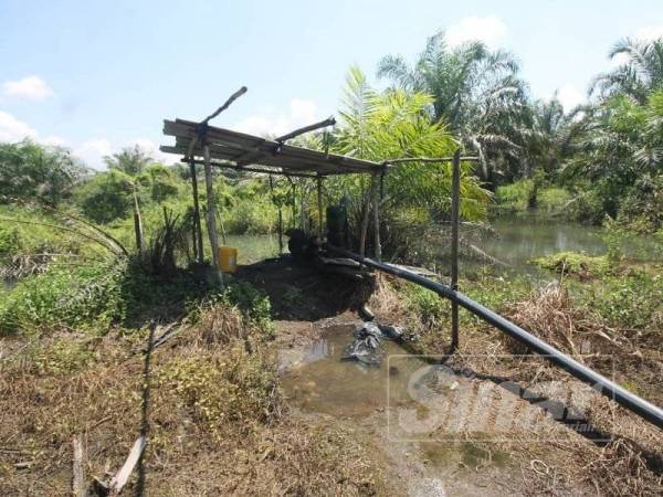 Penduduk terpaksa bergantung pada air parit berhampiran kawasan penempatan mereka.