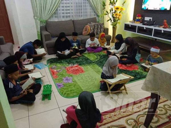 Suasana anak kecil mengaji di Rumah Ngaji Ummie di Tawau.