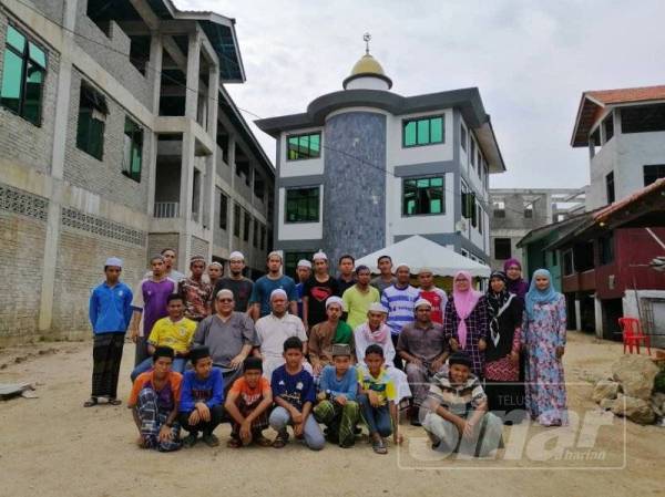 Sebahagian pelajar bersama wartawan dan penduduk bekerjasama melapah lembu korban sempena Gotong-royong Korban Amal ke-7 di Madrasah Al Badariah Pondok Jal Besar, Tumpat.
