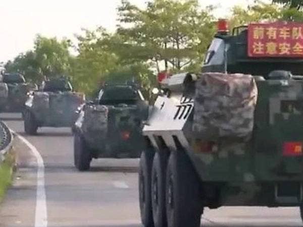 Gambar daripada rakaman video itu menunjukkan sejumlah besar kenderaan perisai menuju ke bandar Shenzhen.