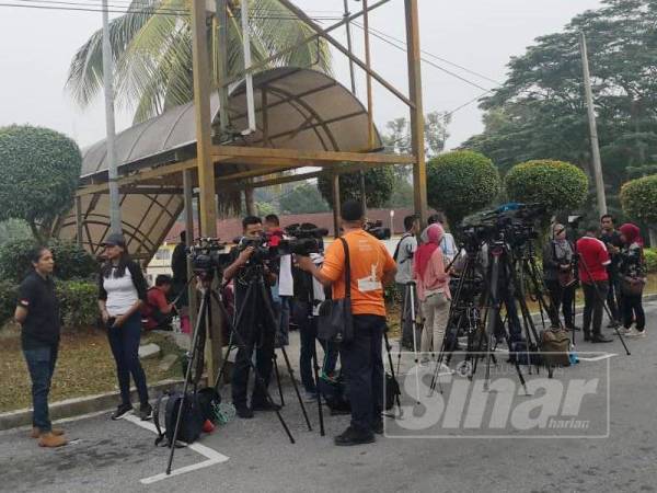Lebih 20 pengamal media berkumpul di pekarangan Jabatan Forensik HTJ di sini sejak jam 6.30 pagi lagi.
