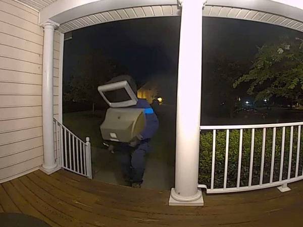 Lelaki misteri 'hadiahkan' peti televisyen lama kepada penduduk di bandar Henrico, Virginia, AS. 
