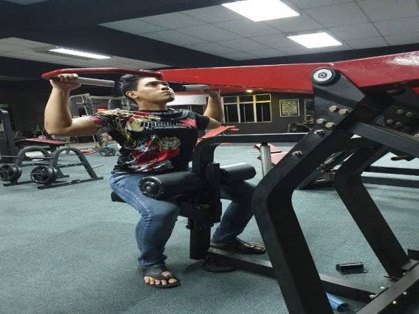 MESIN lengkap untuk membina otot badan. 