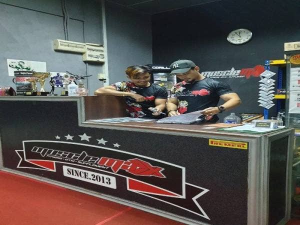 EDDY bersama adiknya membangunkan Musclemax.