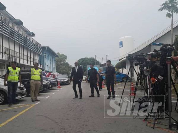 Sankara (tiga dari kiri) ketika hadir di Jabatan Perubatan Forensik HTJ di sini hari ini.