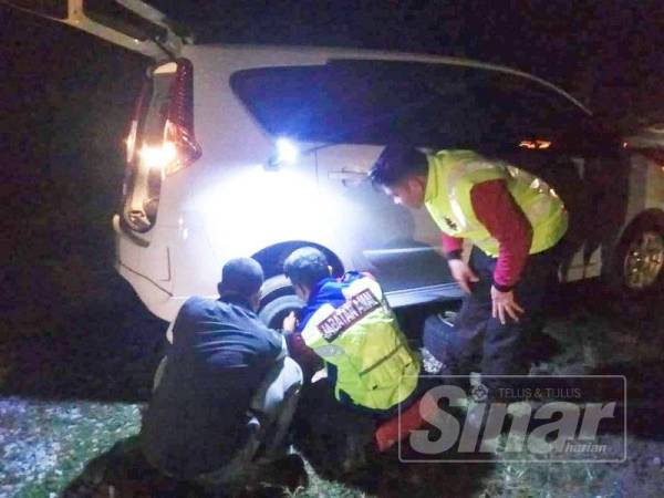 Anggota Jabatan Amal Pahang di Raub membantu perantau yang terkandas di Jalan Raub - Lipis.