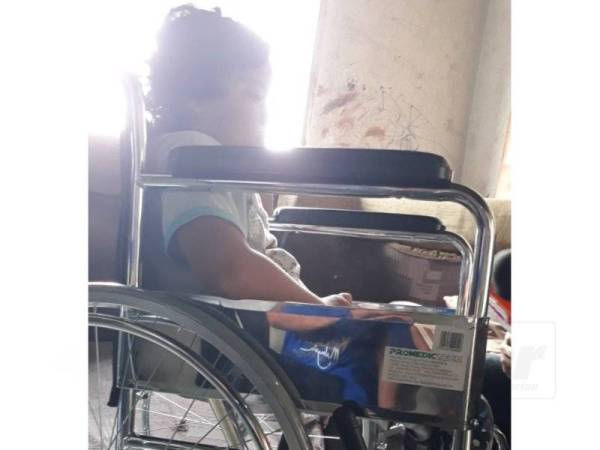 Angah kini menggunakan kerusi roda untuk bergerak selepas mengadu sakit berjalan.