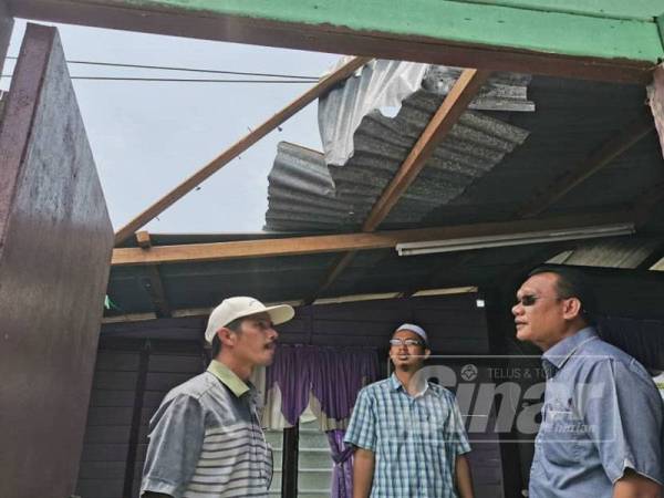 Bumbung terkopak mengakibatkan air hujan masuk ke ruang tamu rumah.