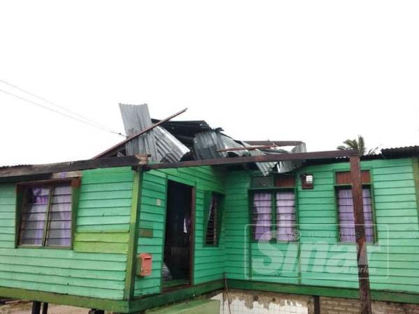 Keadaan bumbung rumah Yusoff selepas ribut.